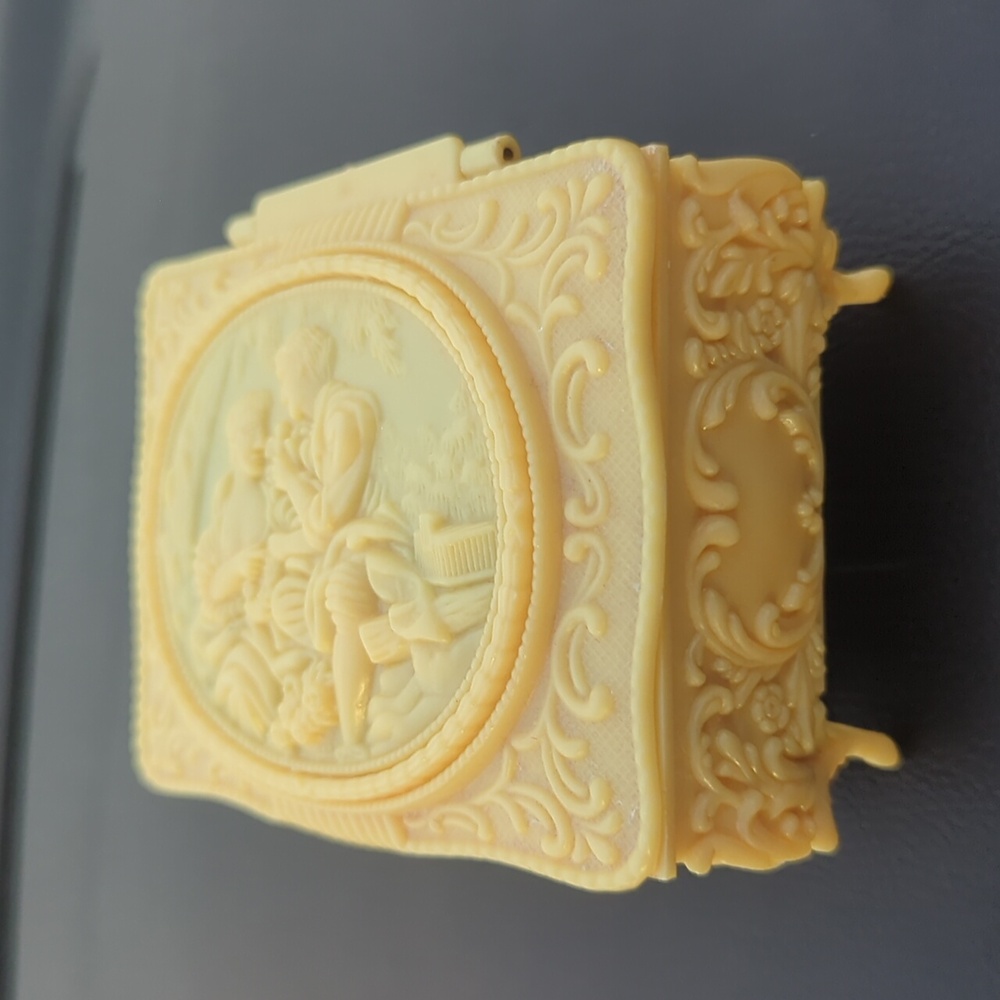 Plastic/Celluloid Jewelry Box - Picture 3 of 6